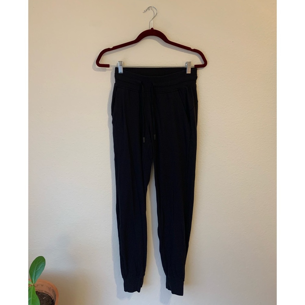 Lululemon black jogger size 4